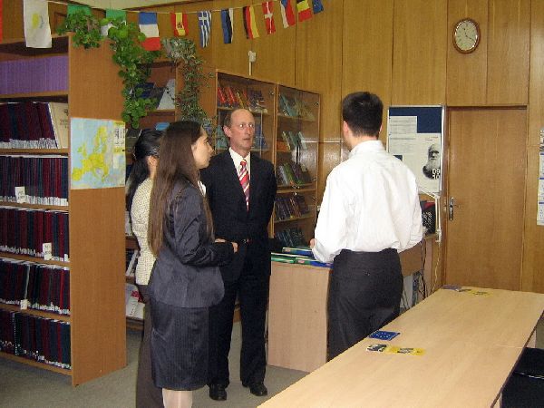 Сотрудничество развивается: визит представителей Колледжа Европы в Информационный центр МП и ИЕП (22.04.2010)