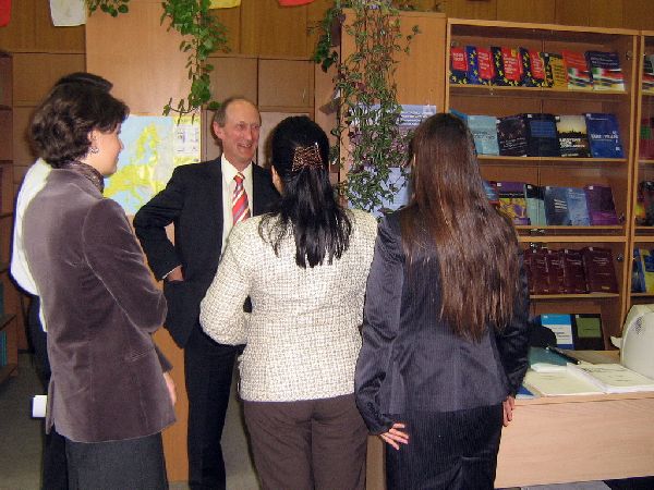 Сотрудничество развивается: визит представителей Колледжа Европы в Информационный центр МП и ИЕП (22.04.2010)