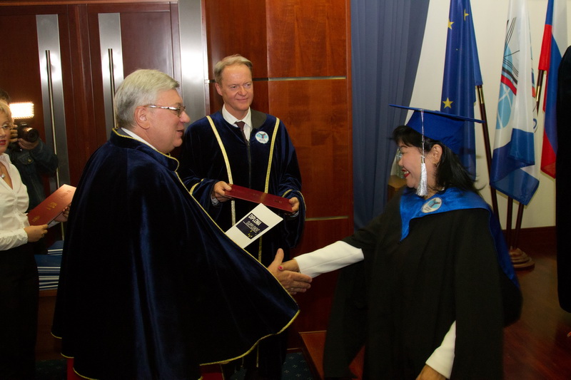 Вручение дипломов в Европейском учебном институте (19.06.2014)